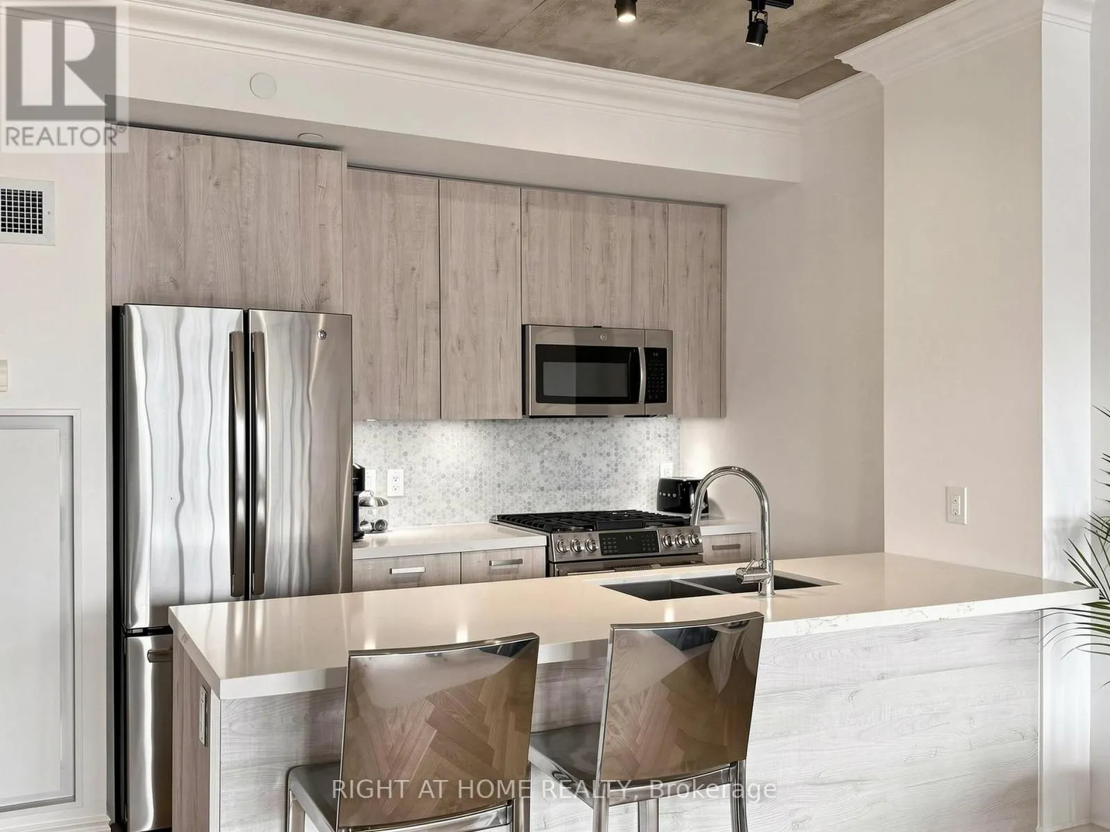 1106 - 608 RICHMOND STREET W