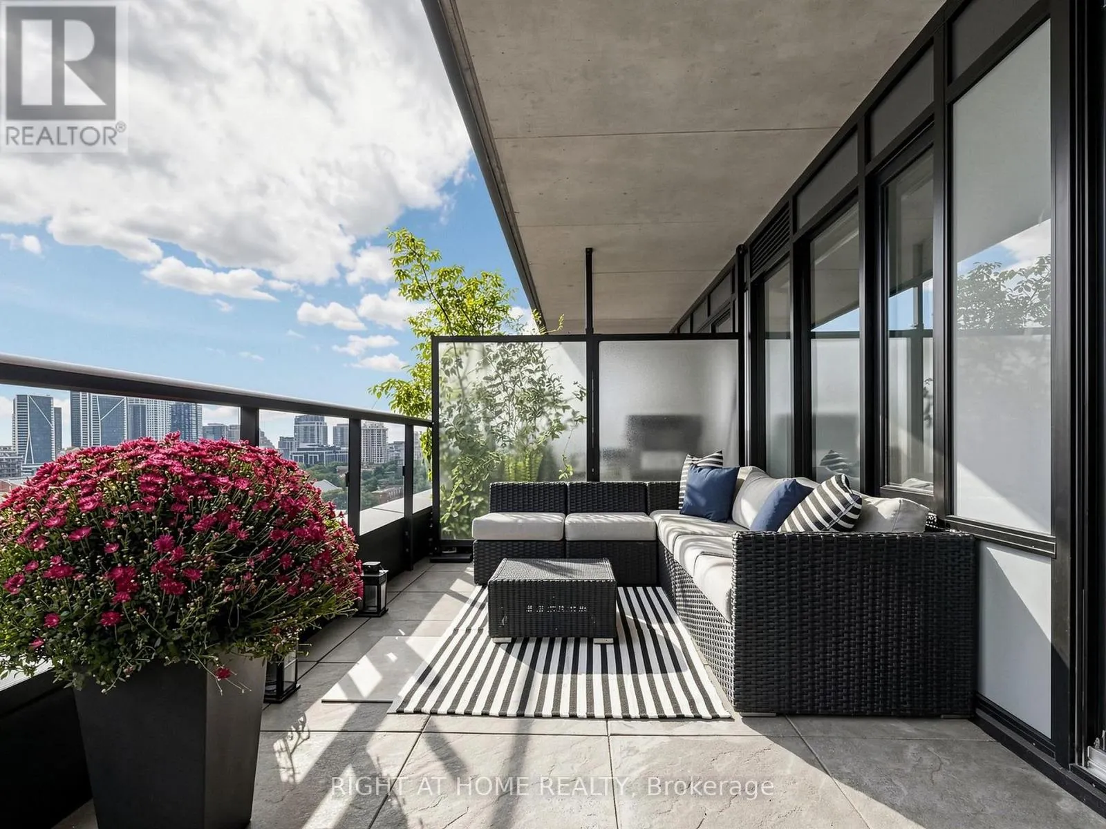 1106 - 608 RICHMOND STREET W