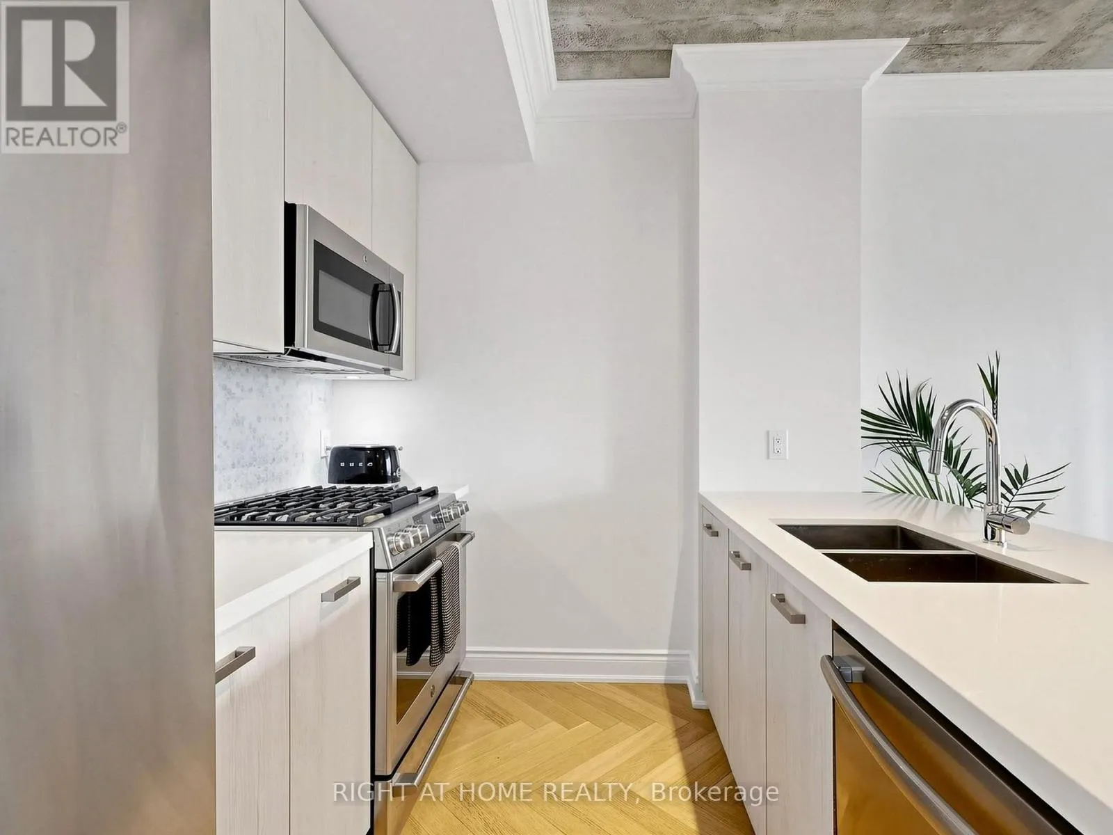 1106 - 608 RICHMOND STREET W