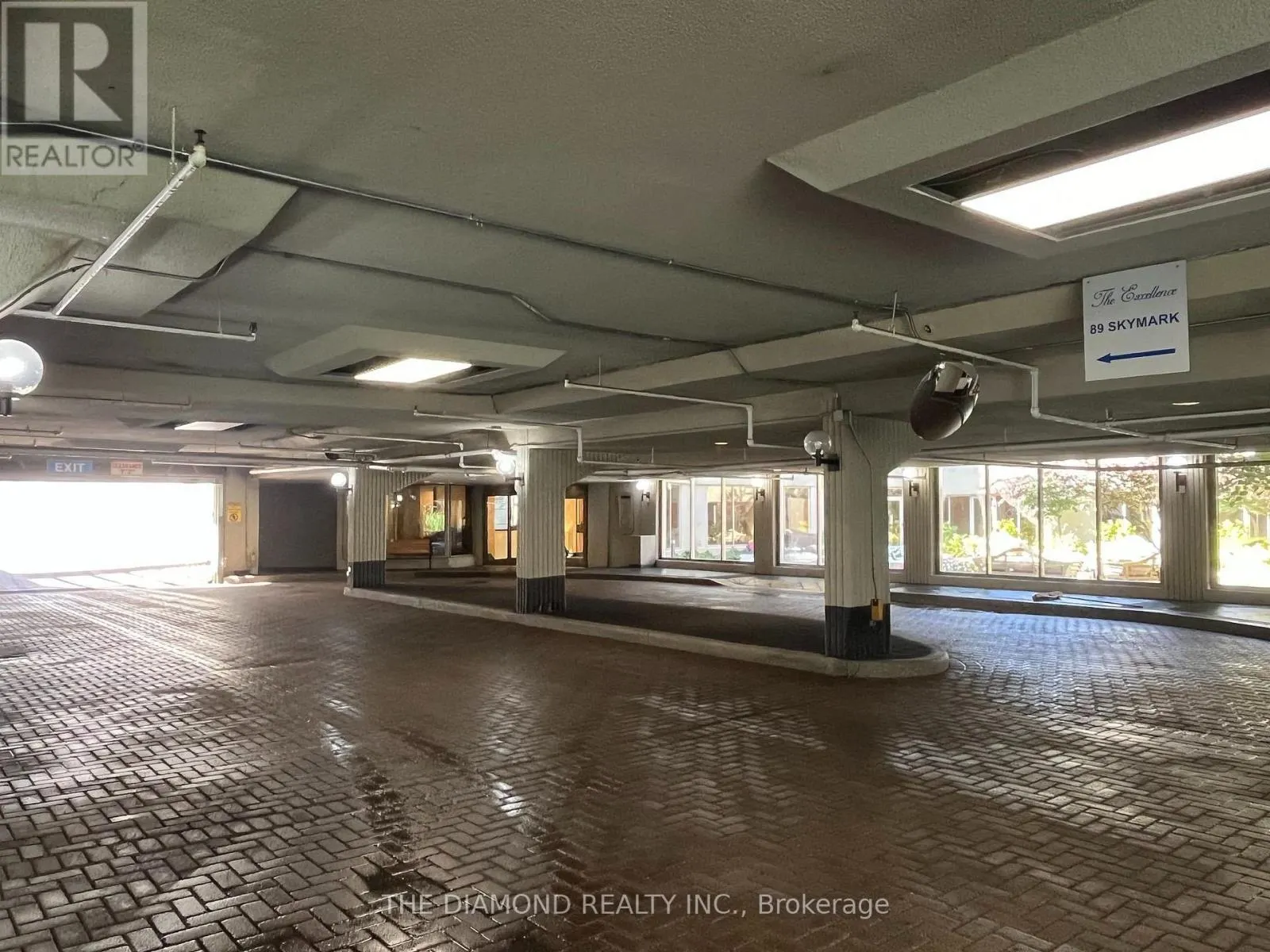 1111 - 89 SKYMARK DRIVE
