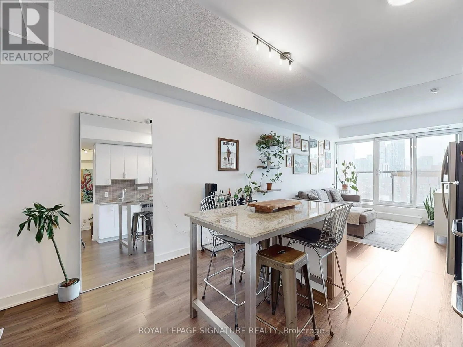 1002 - 260 SACKVILLE STREET