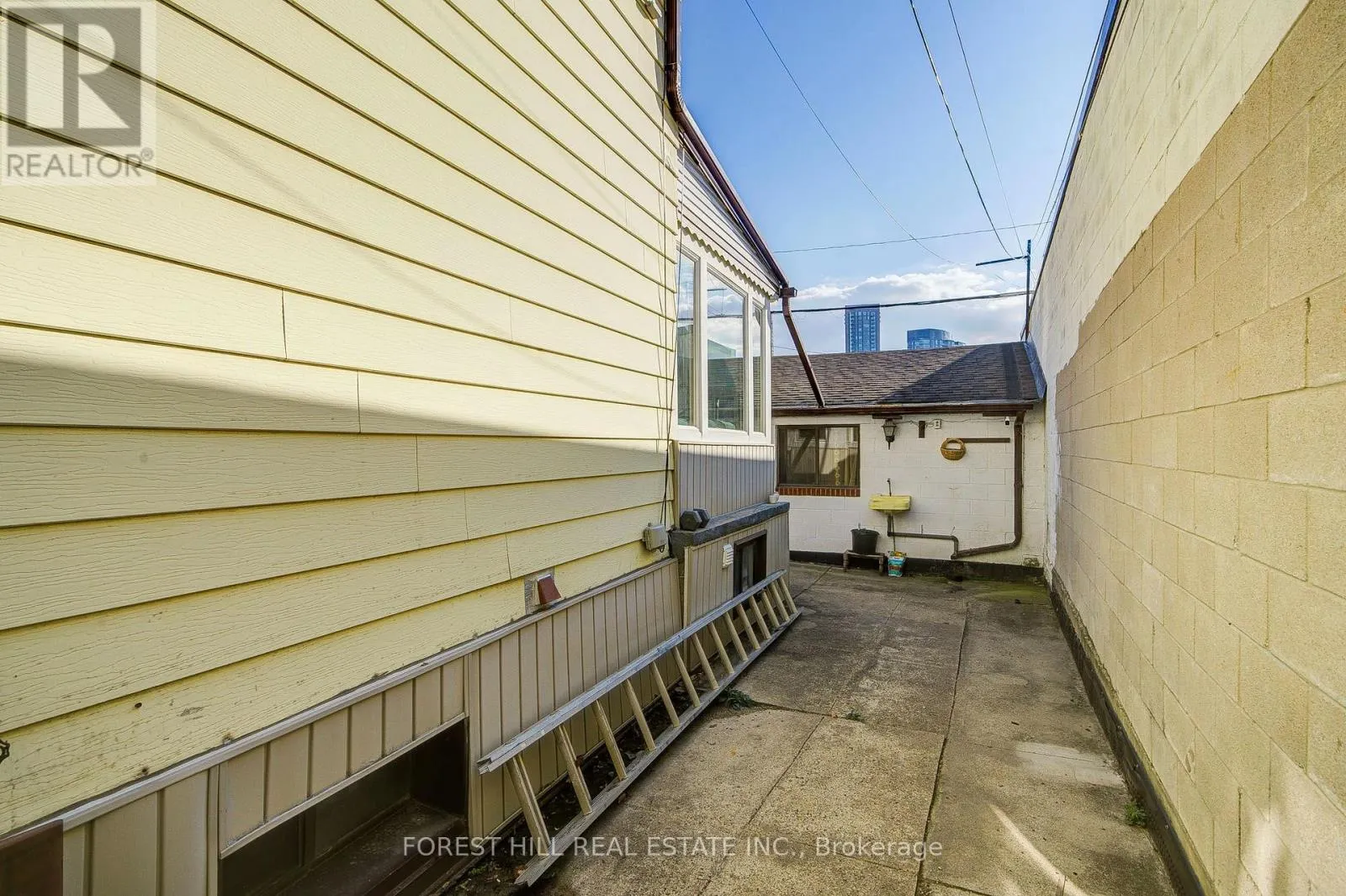 121 NIAGARA STREET