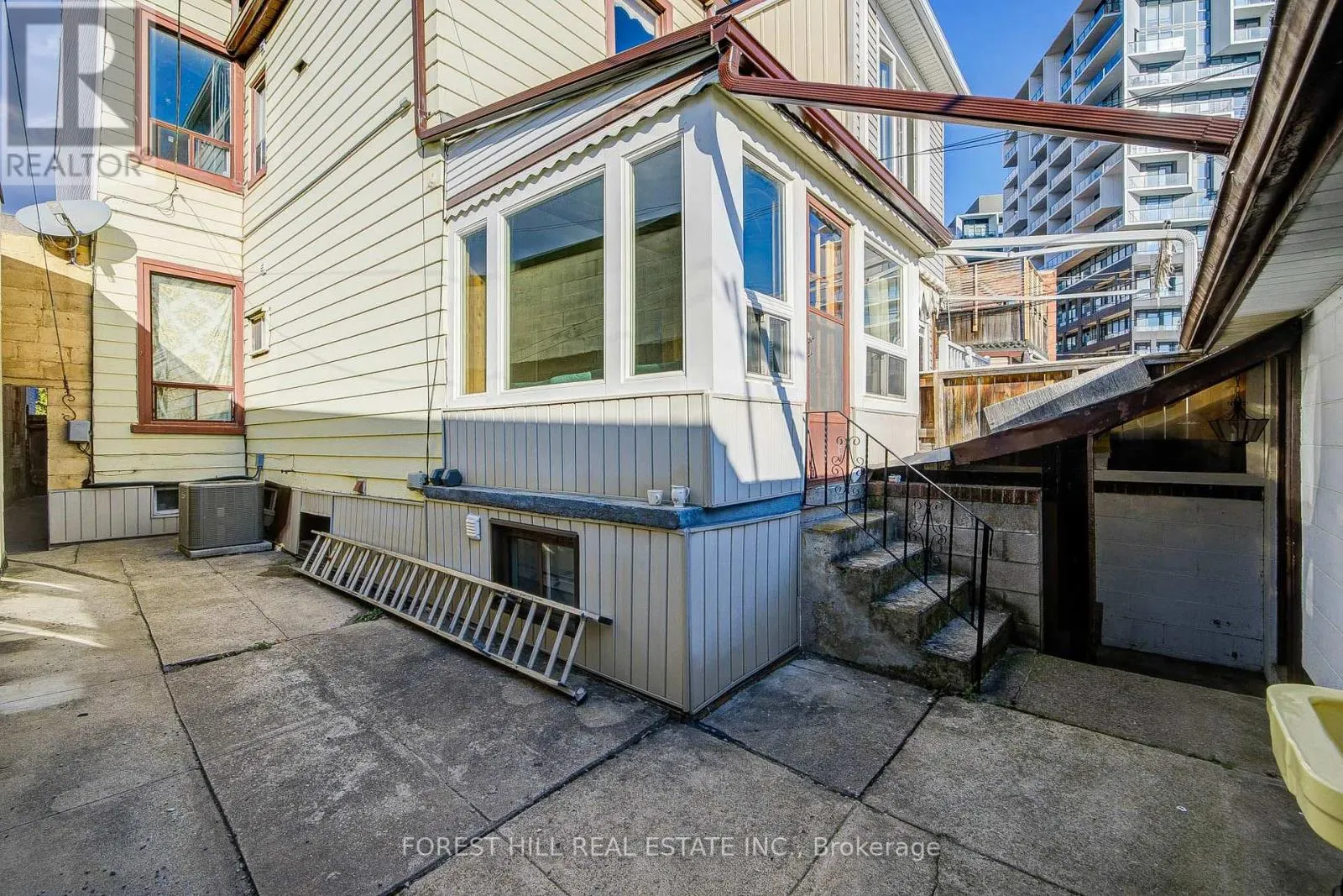 121 NIAGARA STREET