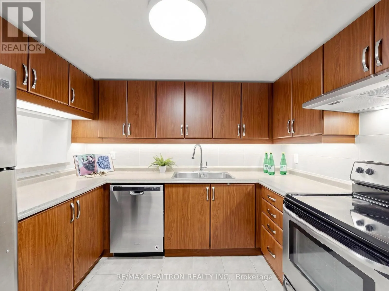 1811 - 711 BAY STREET