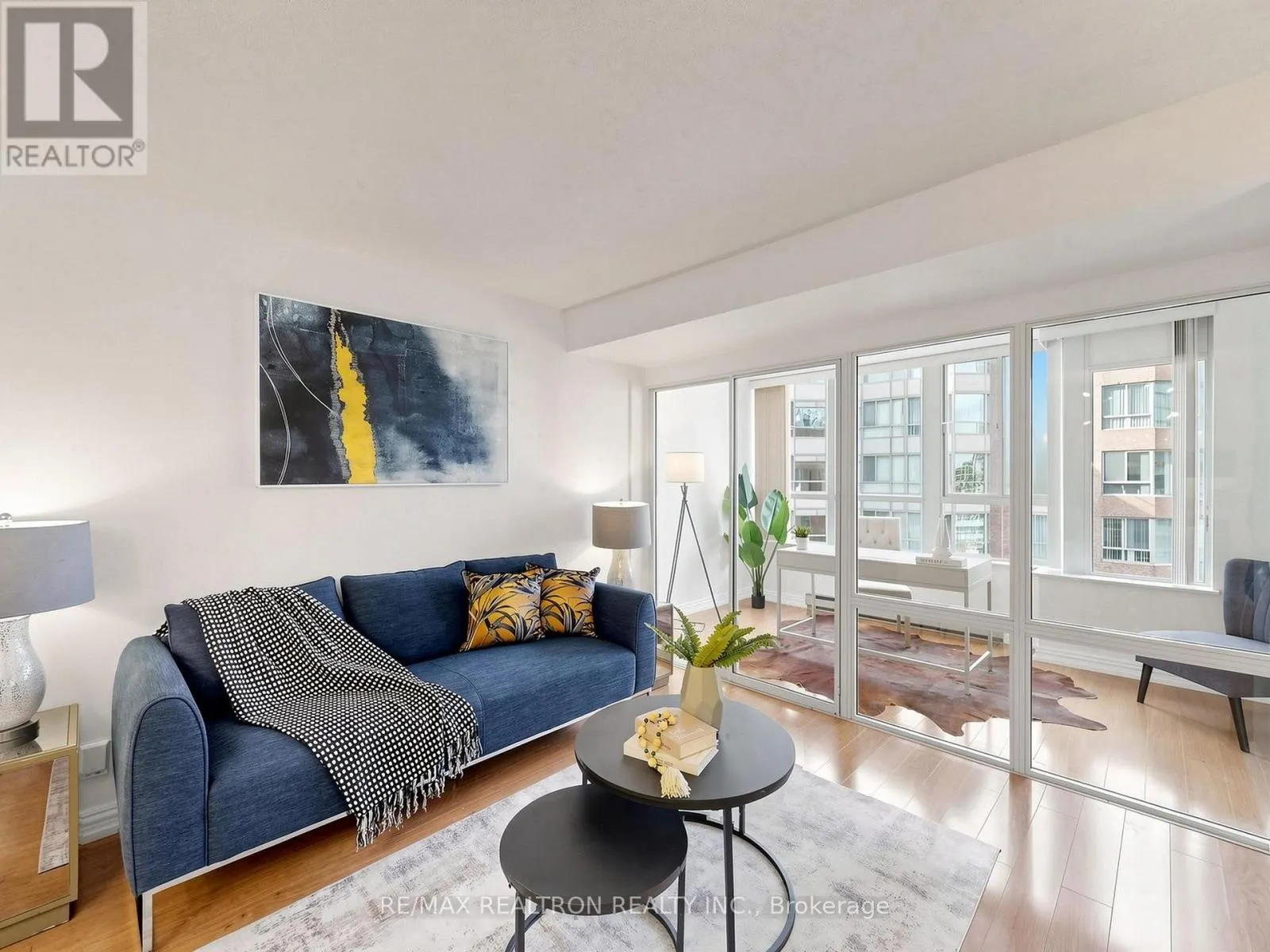 1811 - 711 BAY STREET