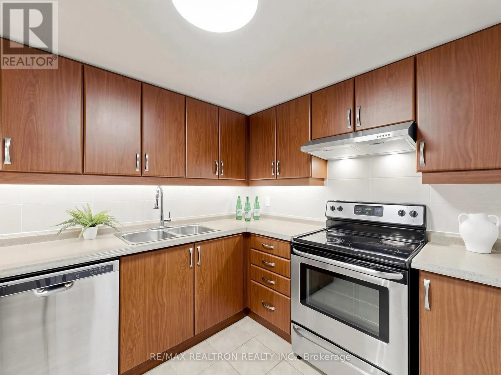 1811 - 711 BAY STREET