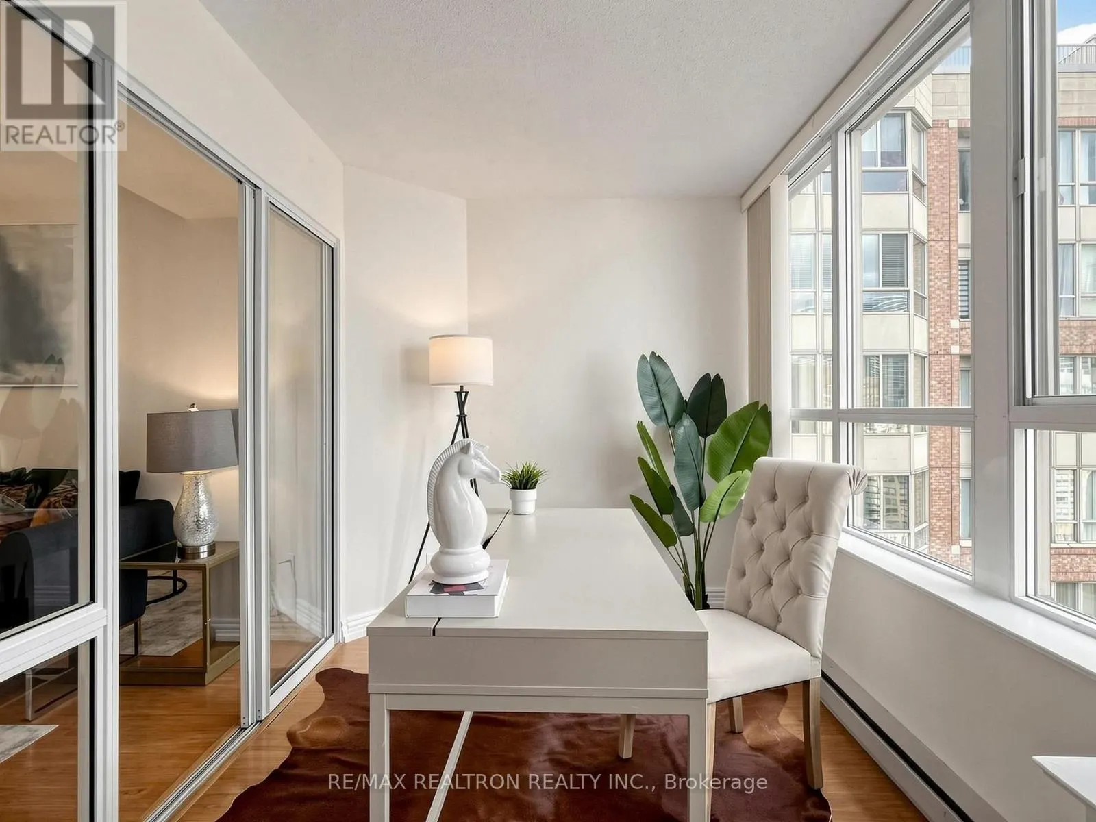 1811 - 711 BAY STREET