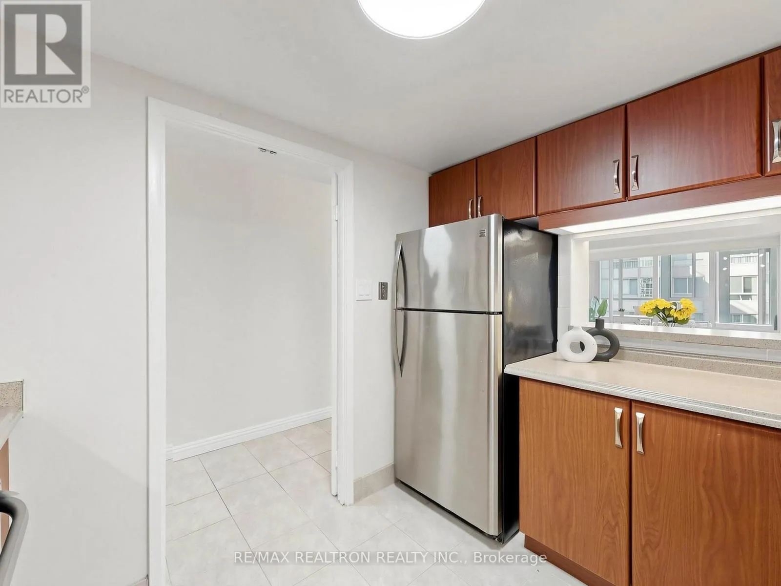 1811 - 711 BAY STREET