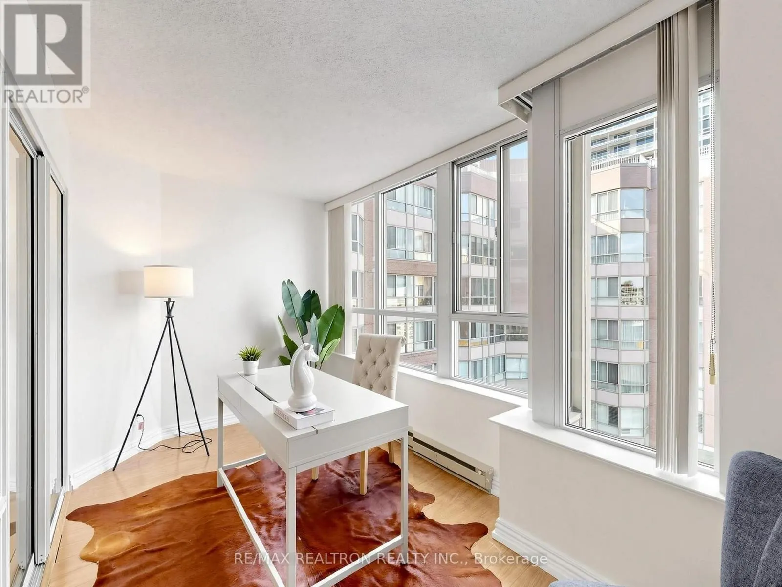 1811 - 711 BAY STREET