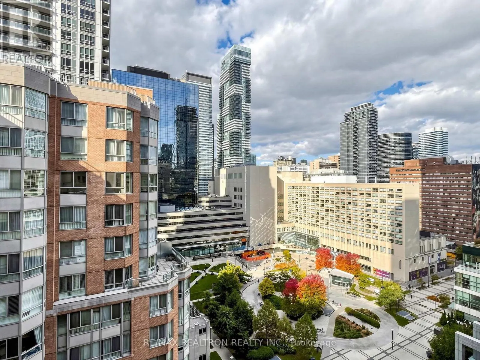 1811 - 711 BAY STREET