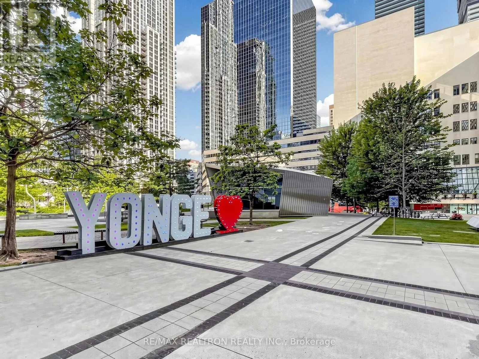 1811 - 711 BAY STREET