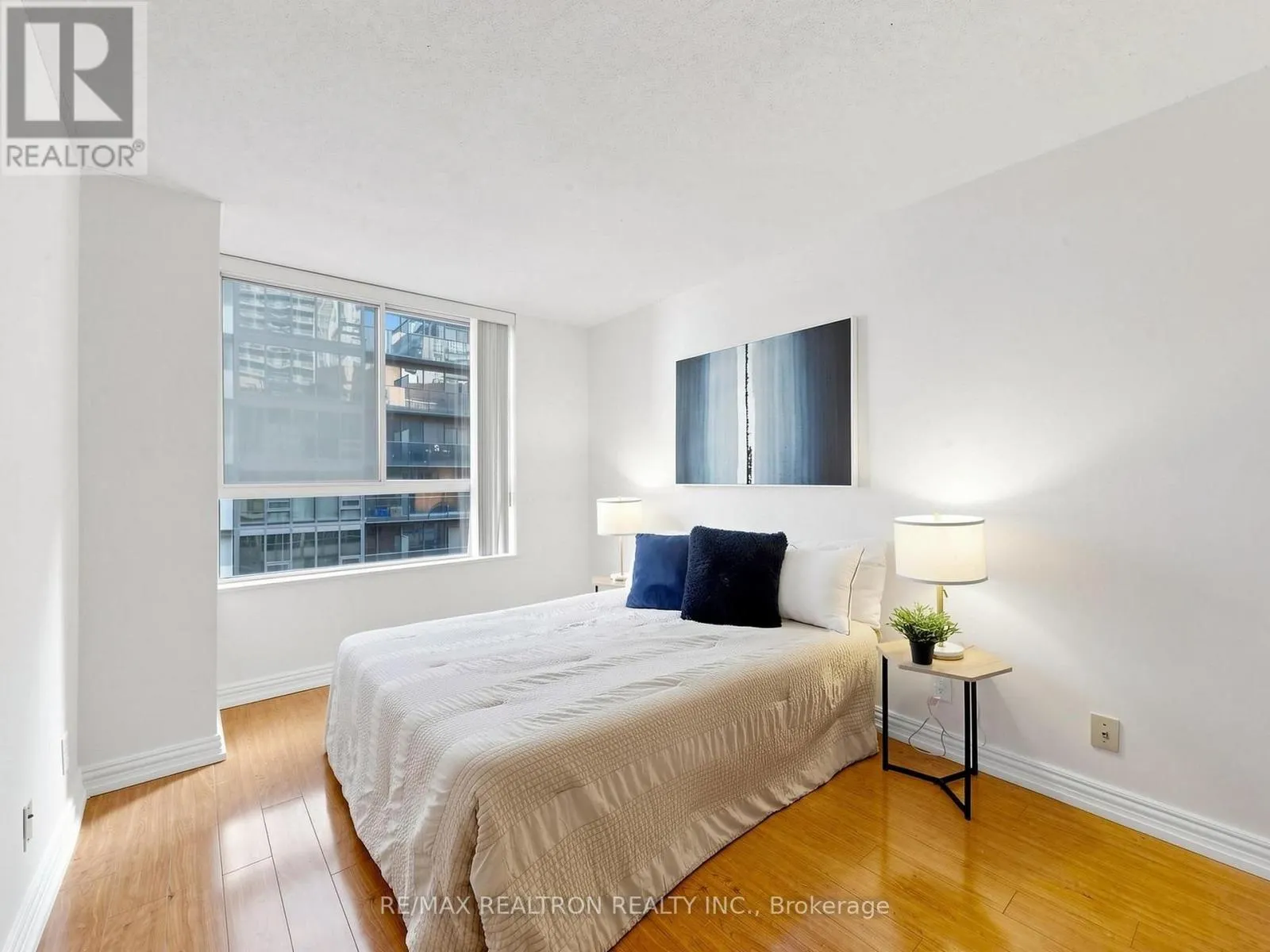 1811 - 711 BAY STREET