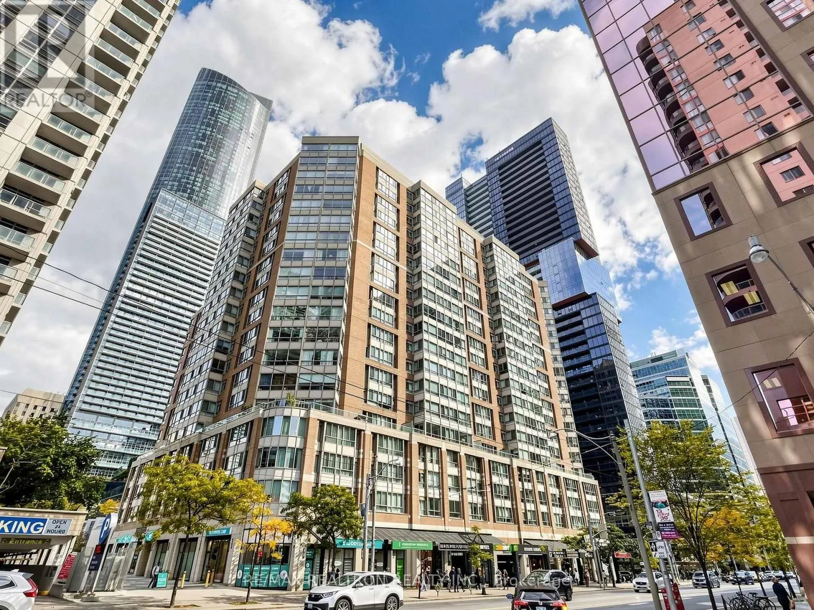 1811 - 711 BAY STREET