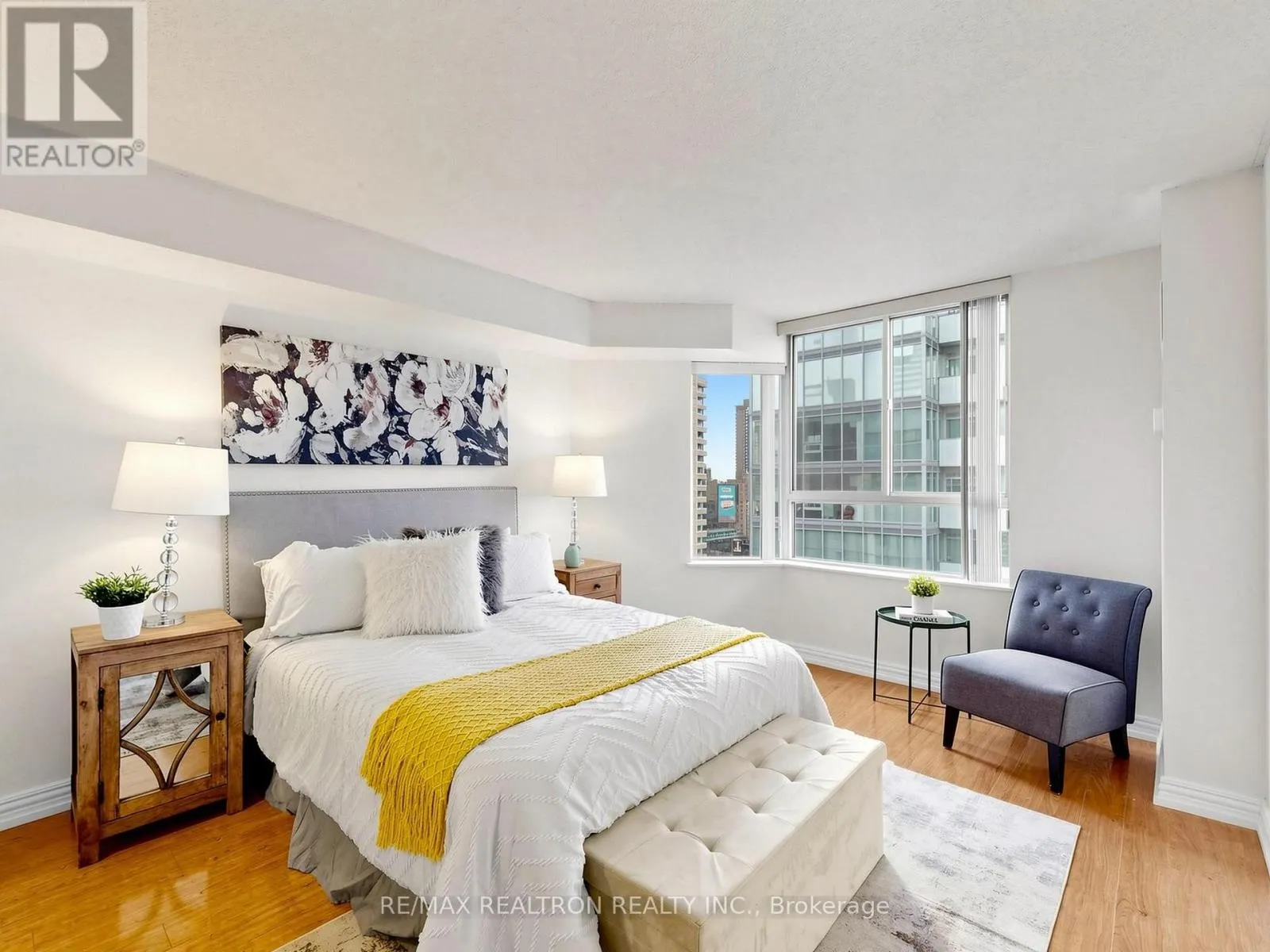 1811 - 711 BAY STREET