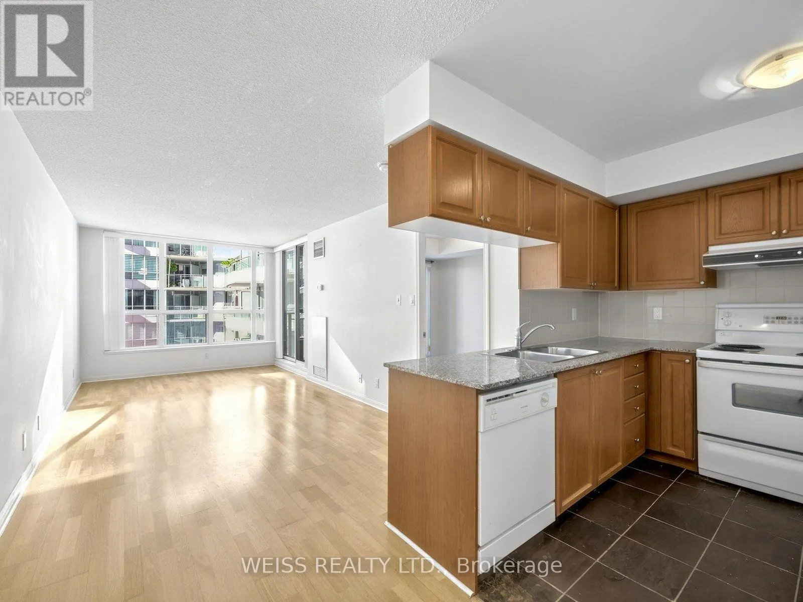 228 QUEENS QUAY W