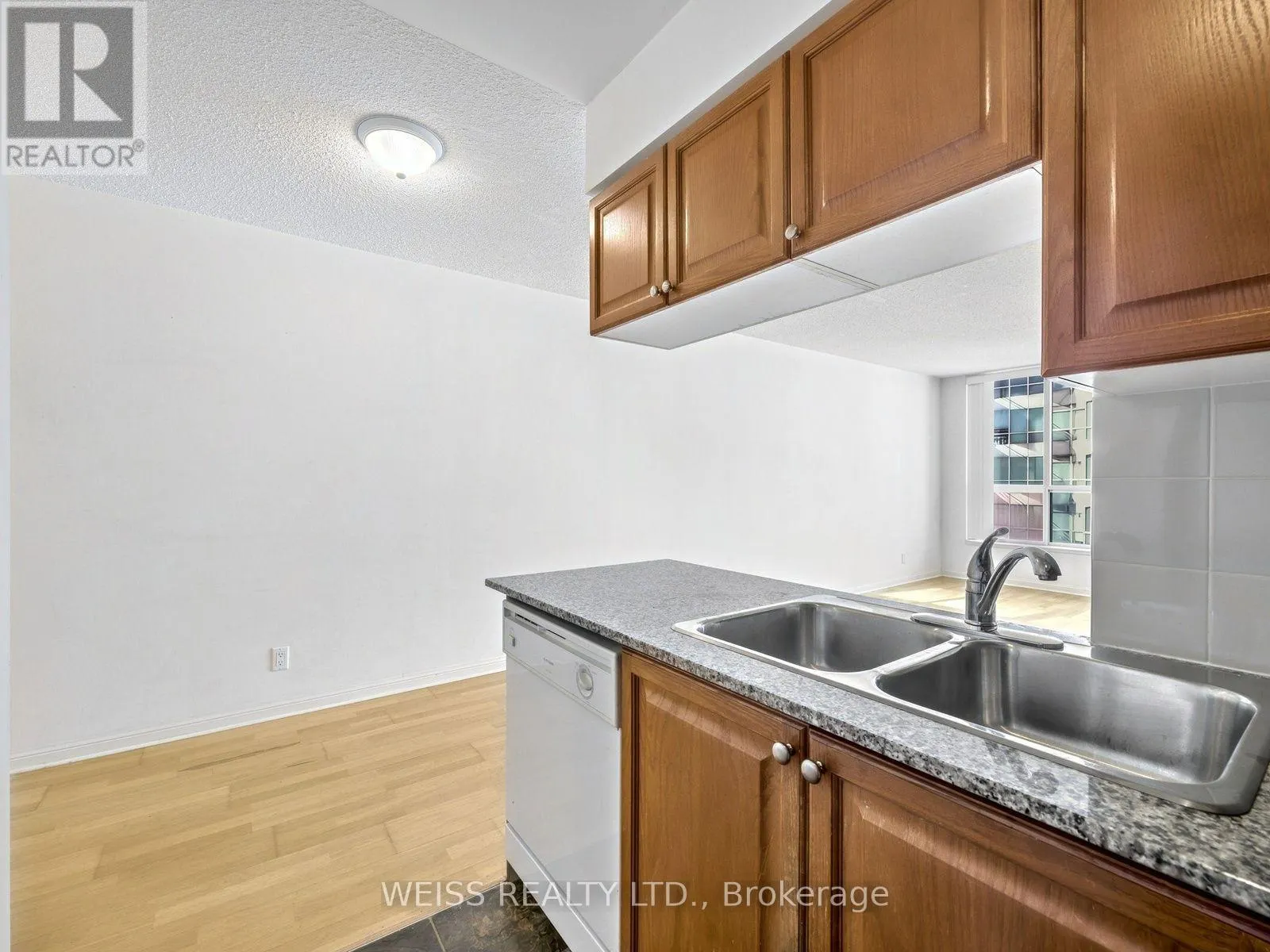 228 QUEENS QUAY W