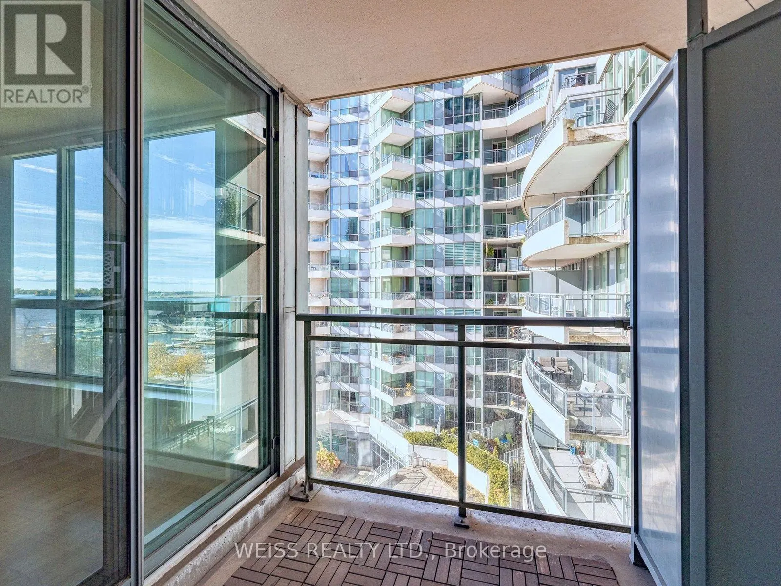 228 QUEENS QUAY W