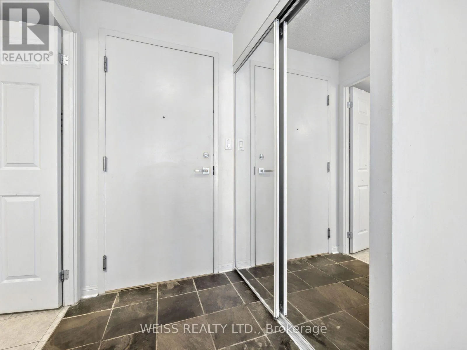 228 QUEENS QUAY W