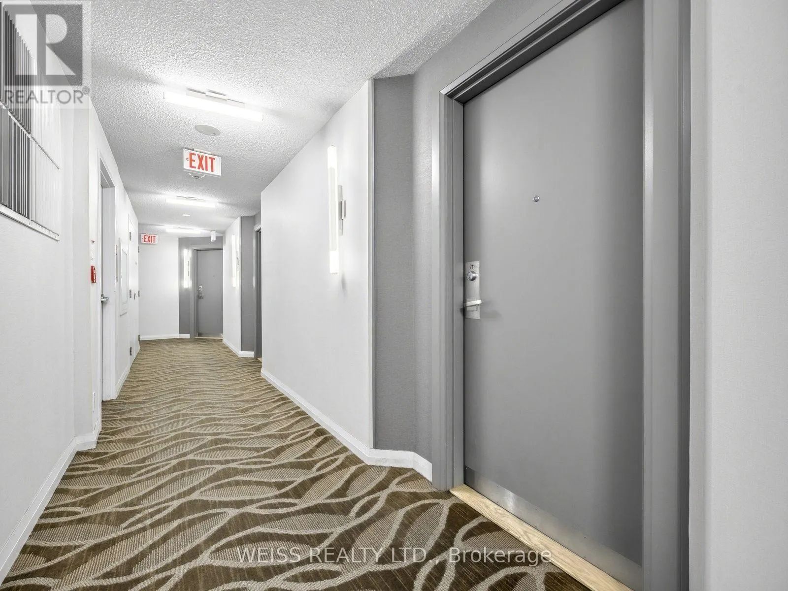 228 QUEENS QUAY W