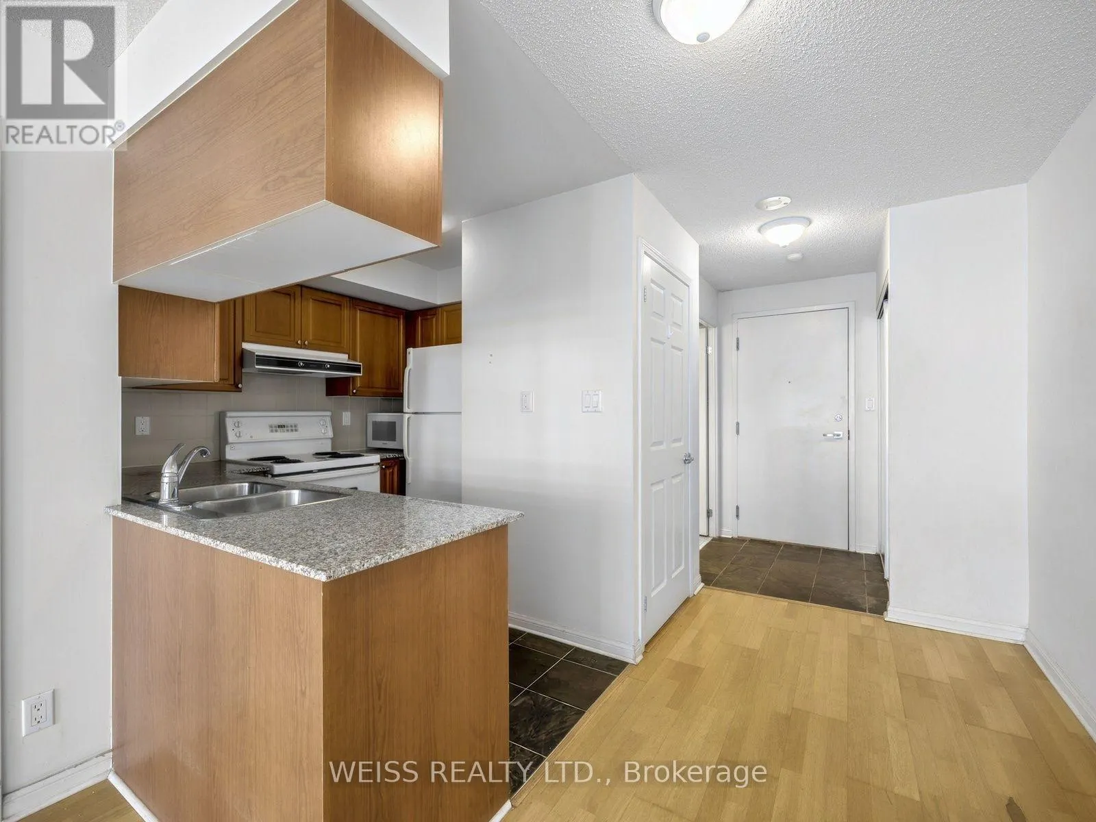 228 QUEENS QUAY W
