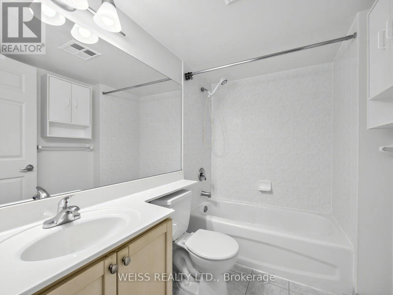 228 QUEENS QUAY W