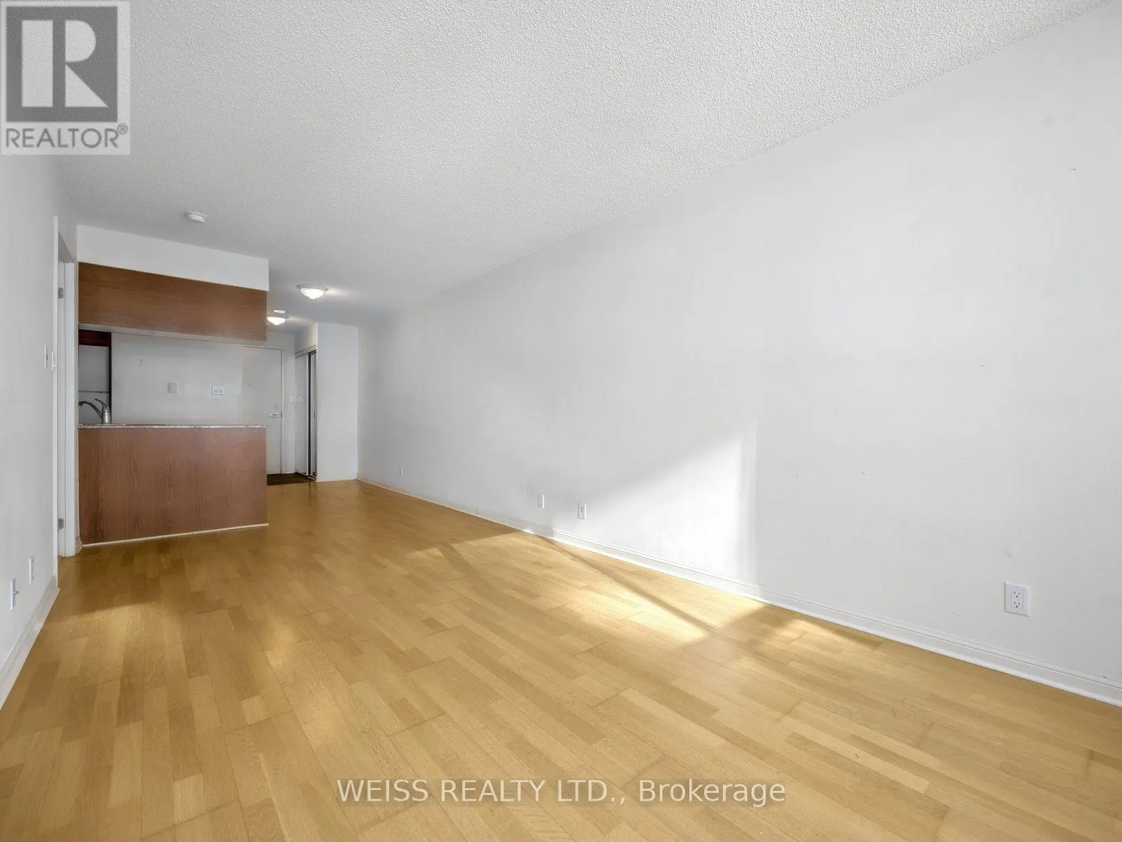 228 QUEENS QUAY W