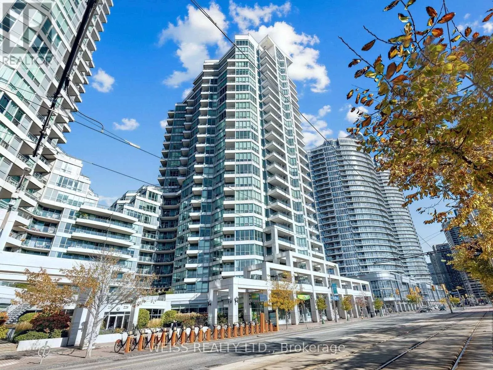 228 QUEENS QUAY W