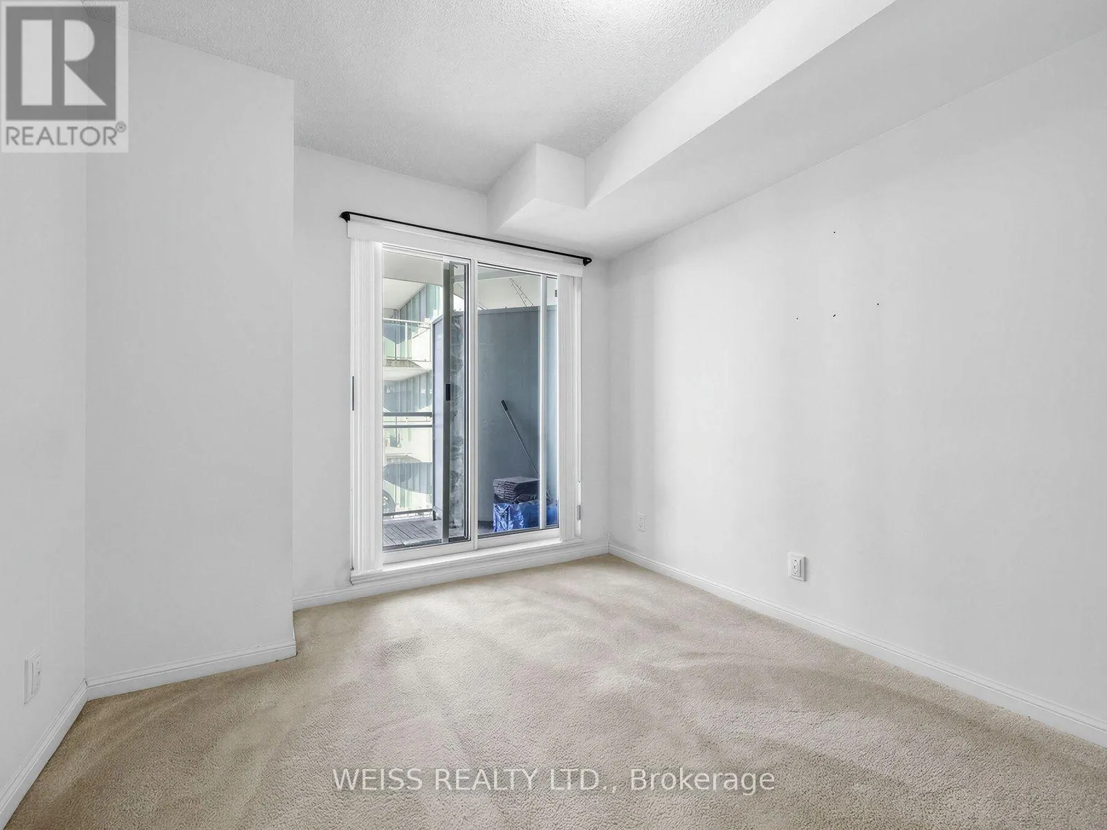 228 QUEENS QUAY W