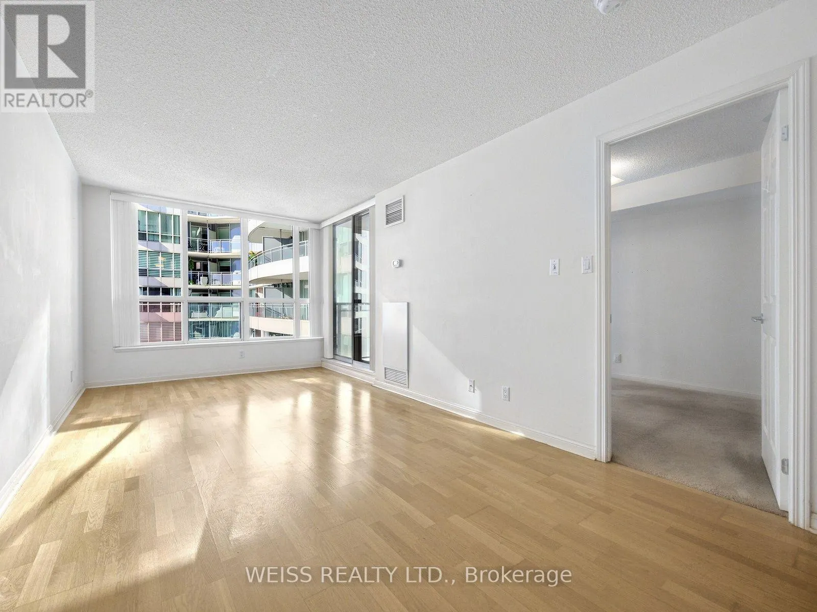 228 QUEENS QUAY W