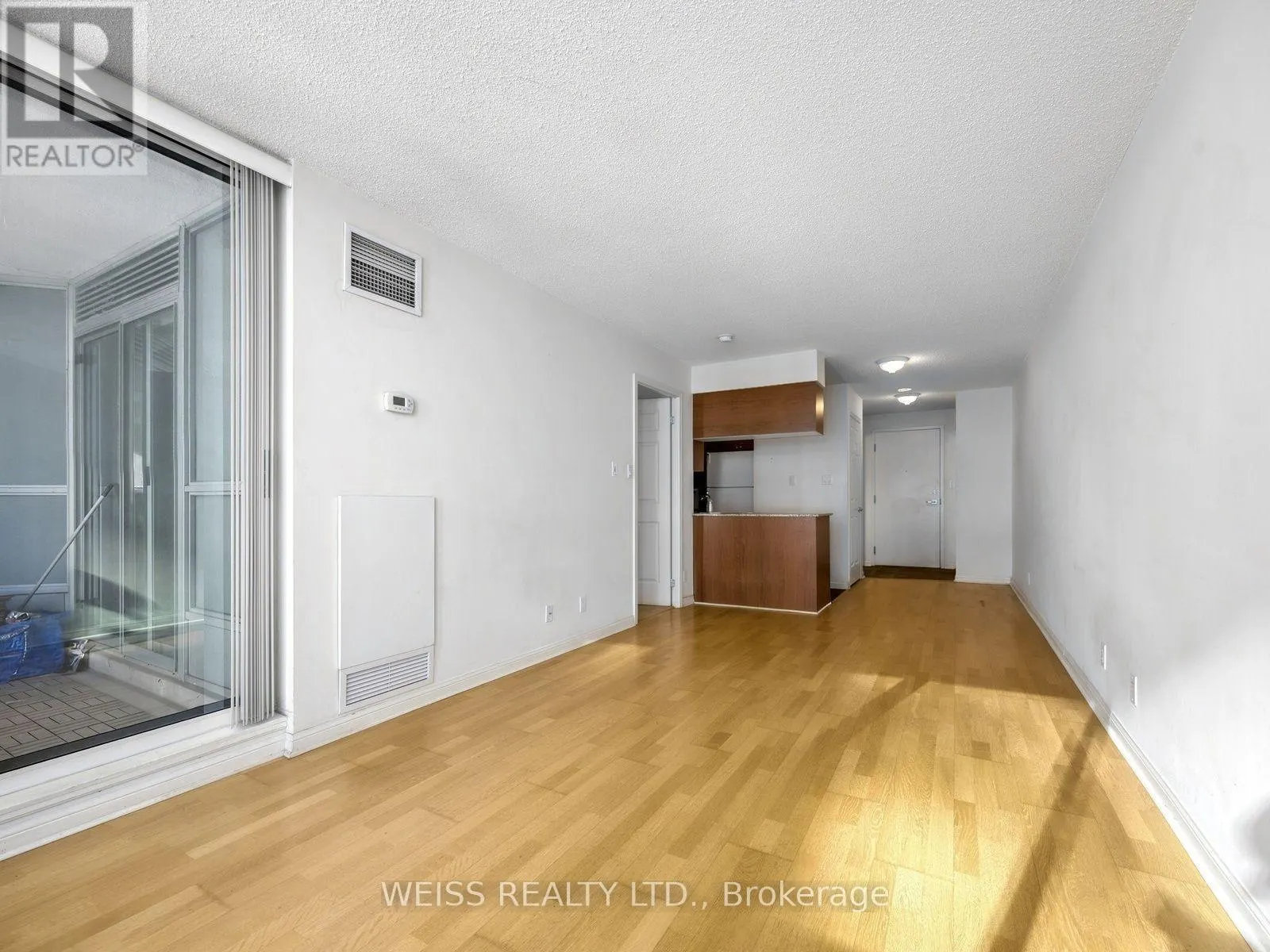 228 QUEENS QUAY W