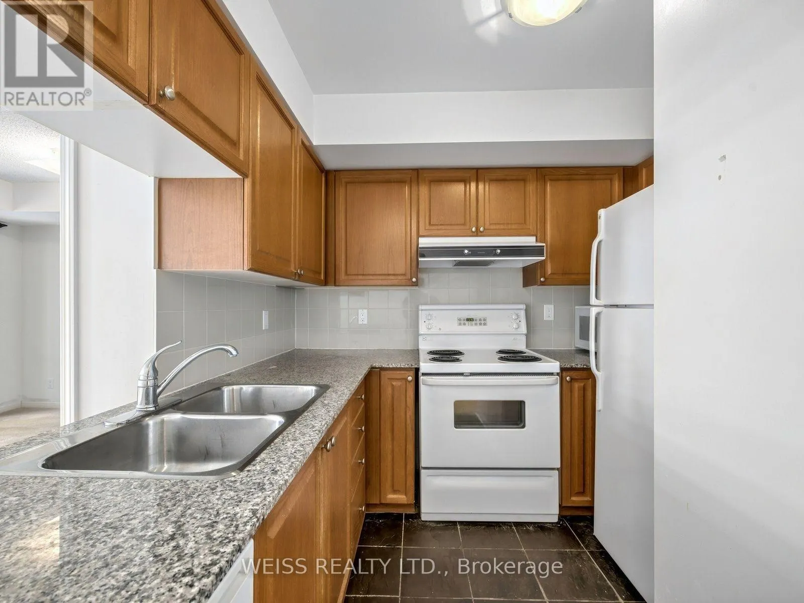 228 QUEENS QUAY W
