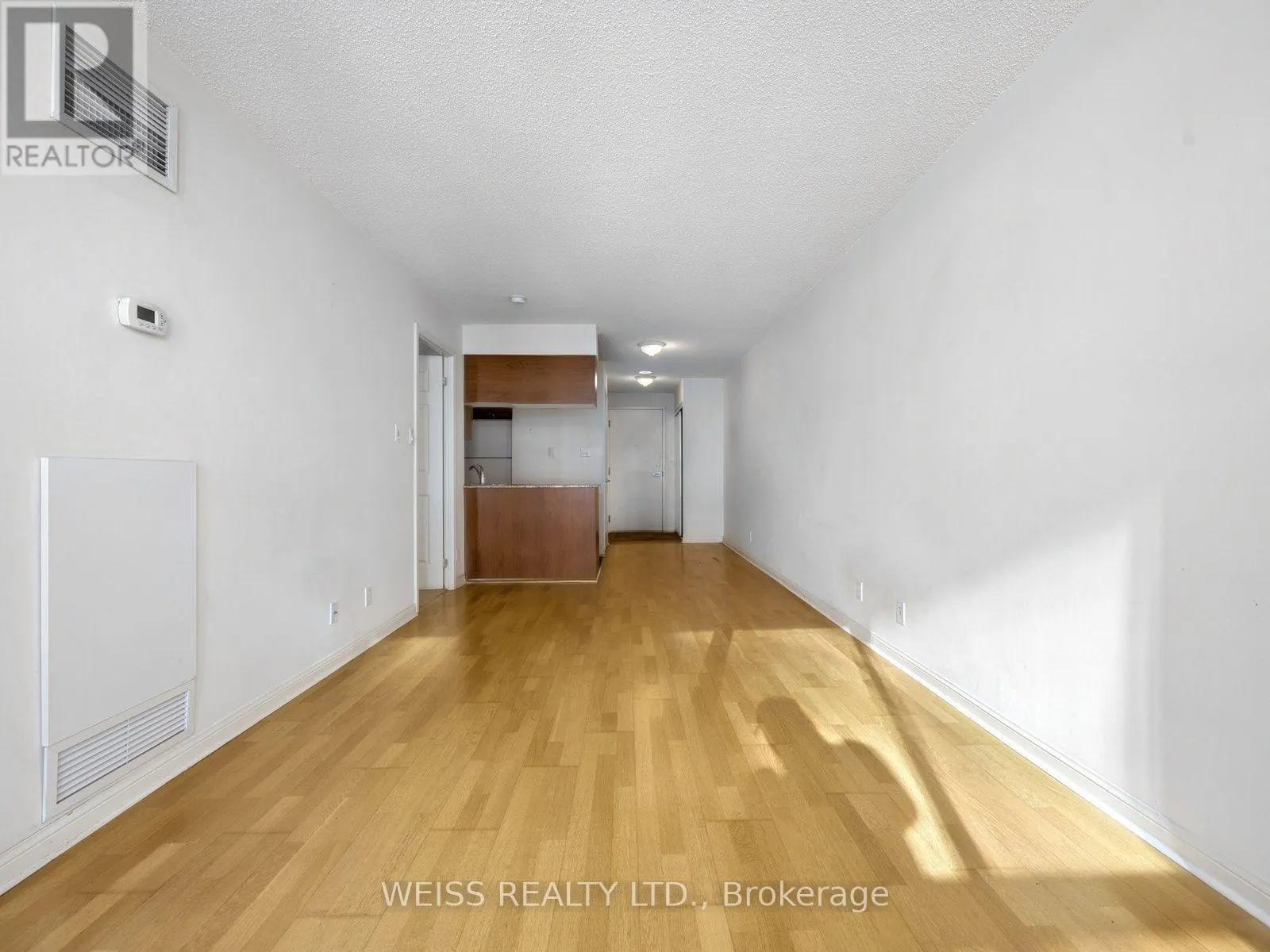 228 QUEENS QUAY W