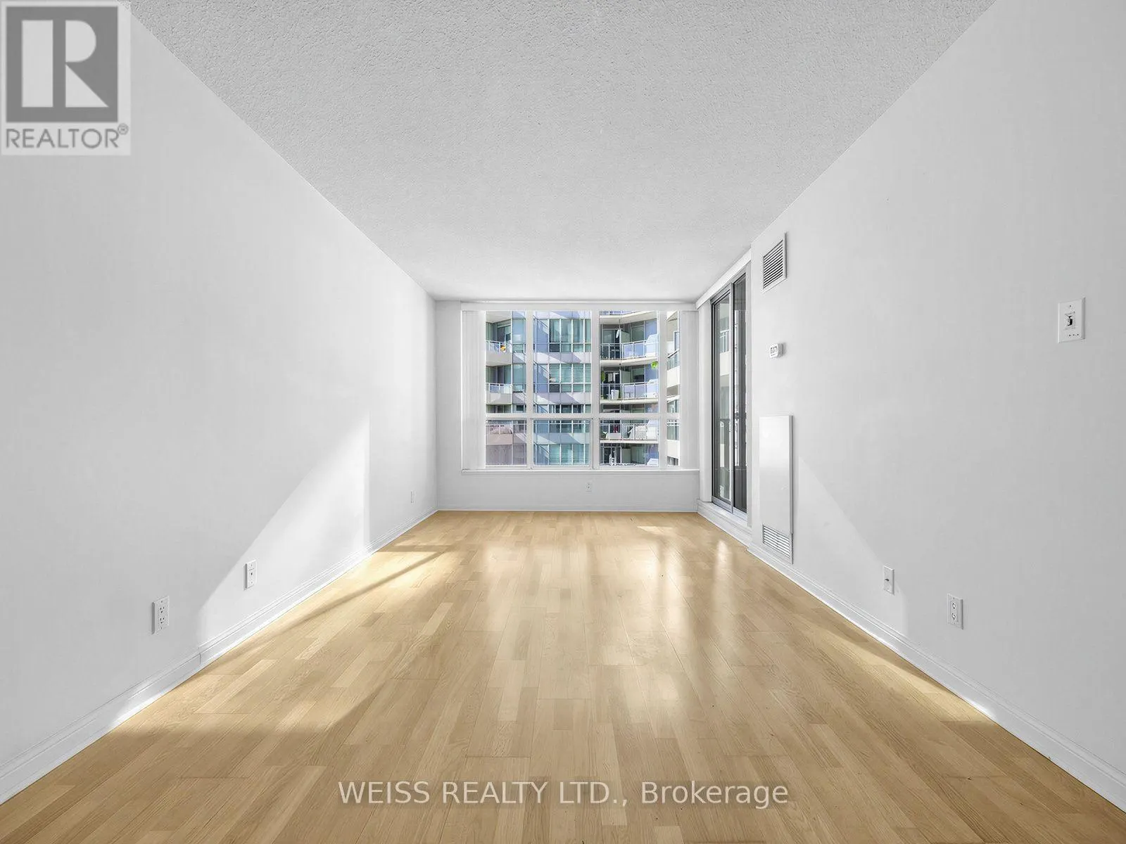 228 QUEENS QUAY W