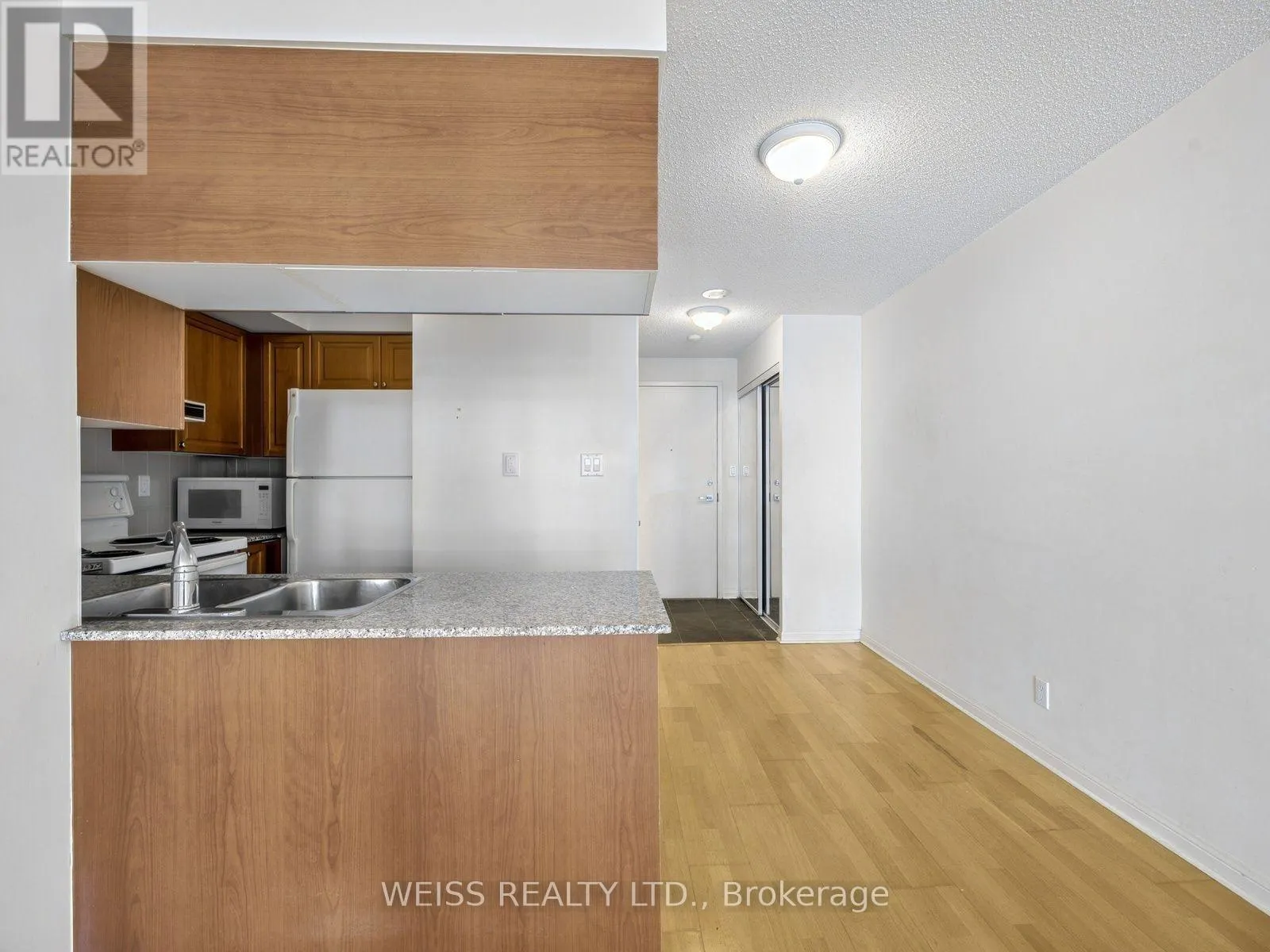 228 QUEENS QUAY W