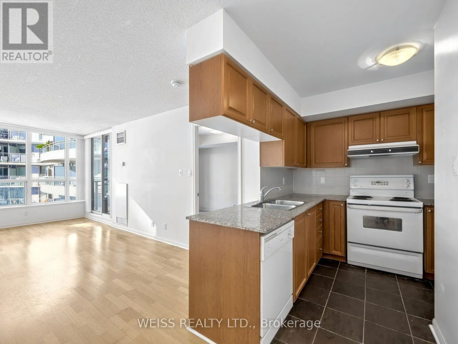 228 QUEENS QUAY W