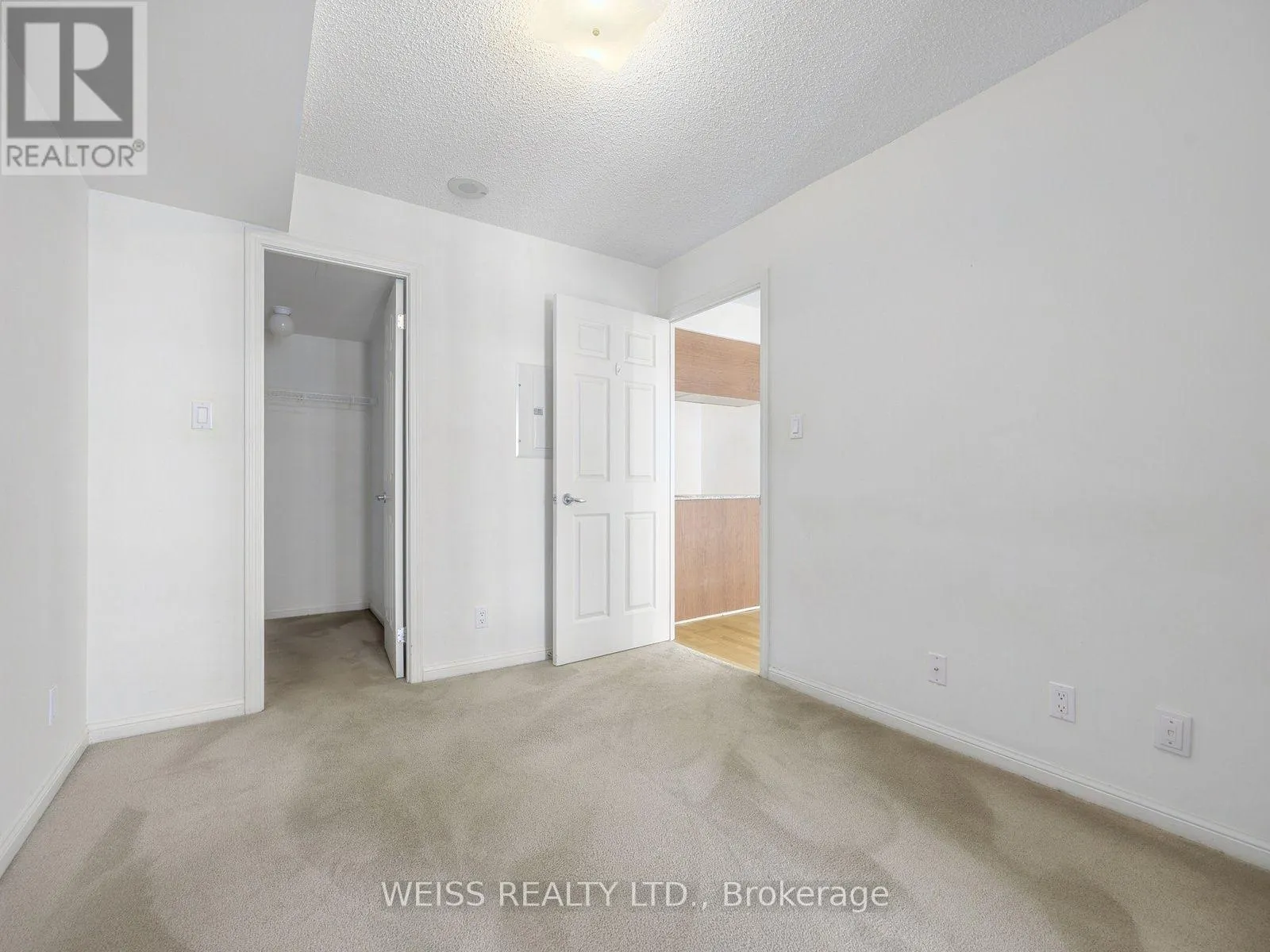 228 QUEENS QUAY W