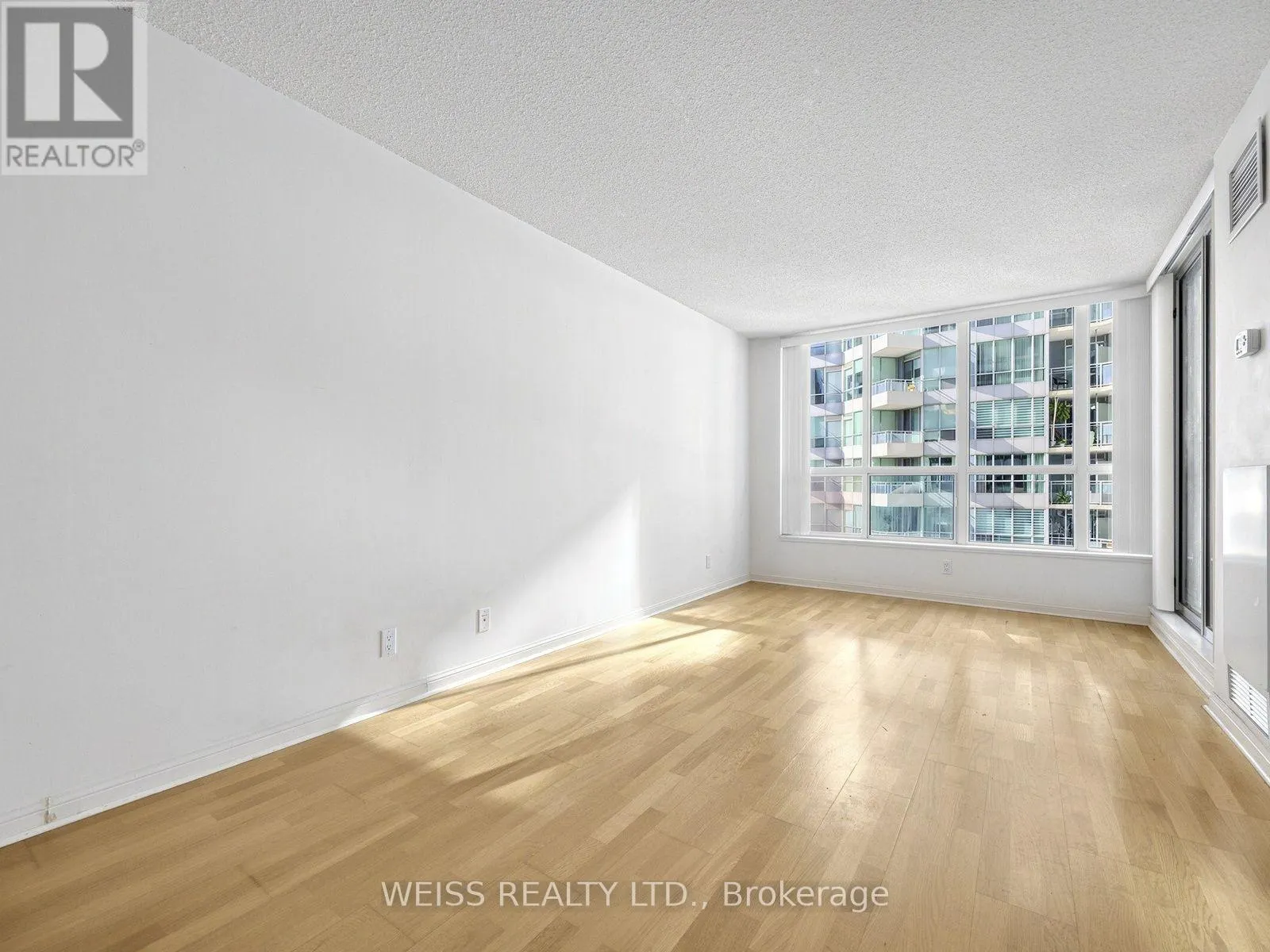 228 QUEENS QUAY W
