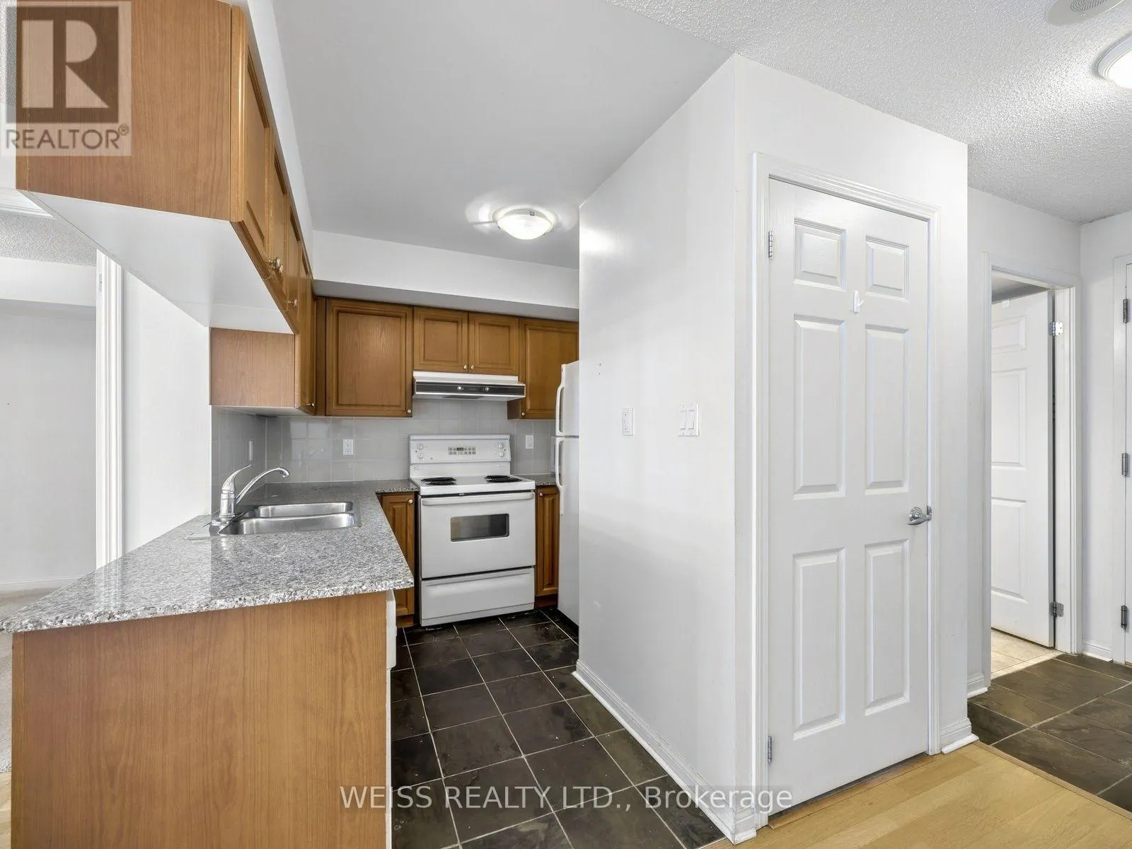 228 QUEENS QUAY W
