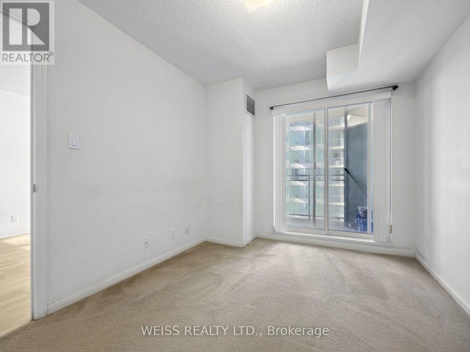 228 QUEENS QUAY W
