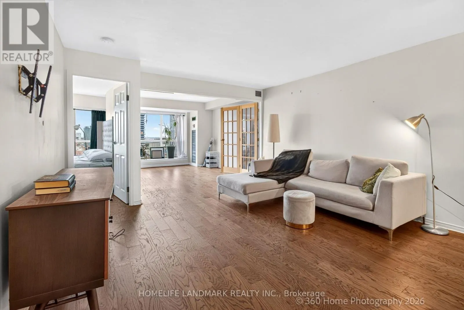 2615 - 25 THE ESPLANADE AVENUE