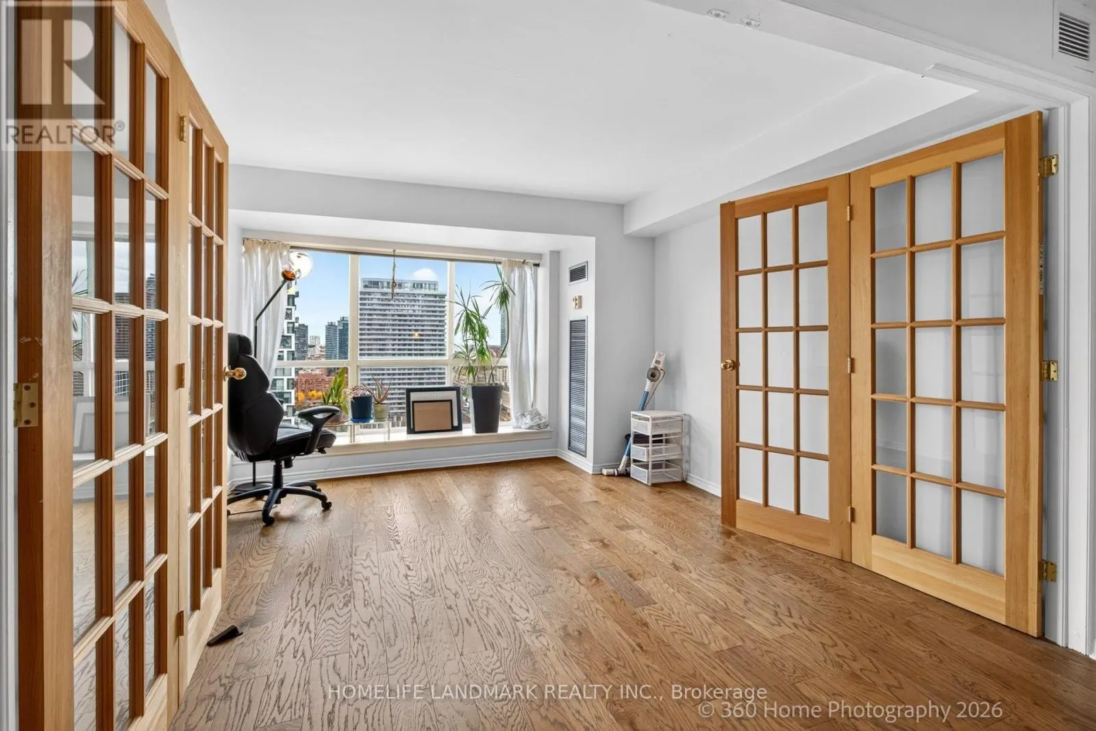 2615 - 25 THE ESPLANADE AVENUE