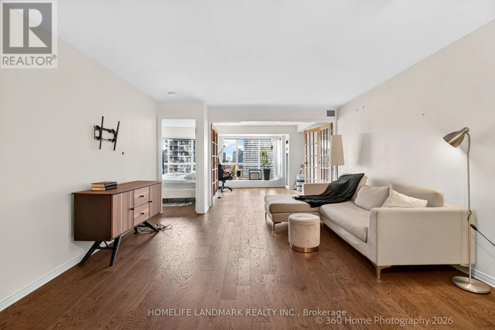 2615 - 25 THE ESPLANADE AVENUE
