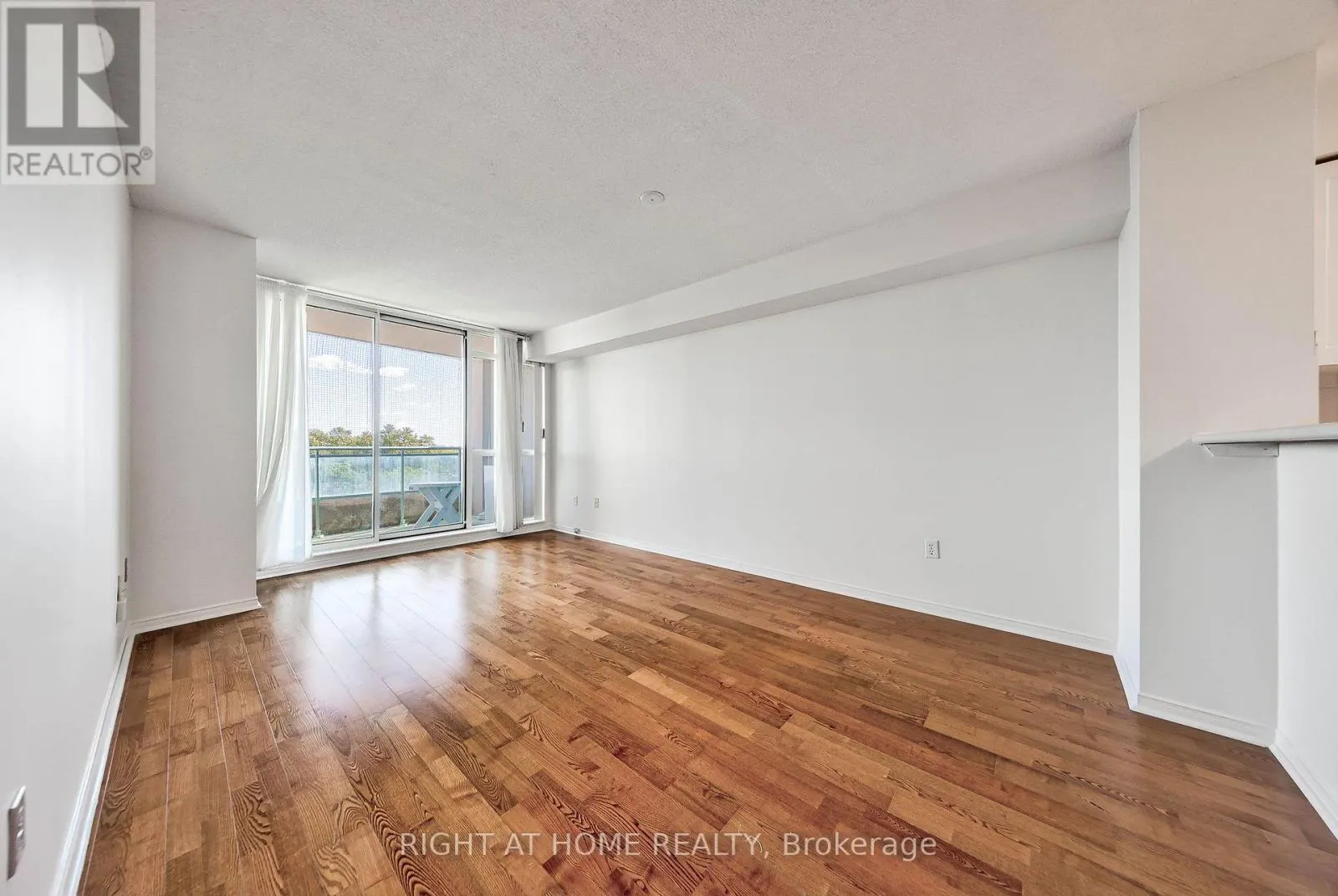 706 - 28 PEMBERTON AVENUE