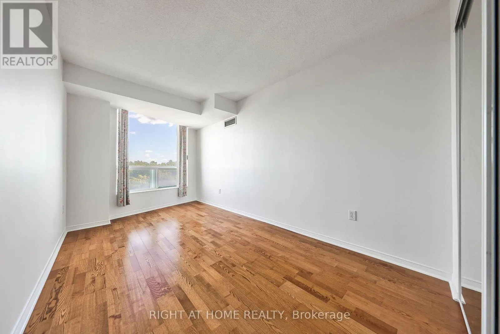 706 - 28 PEMBERTON AVENUE
