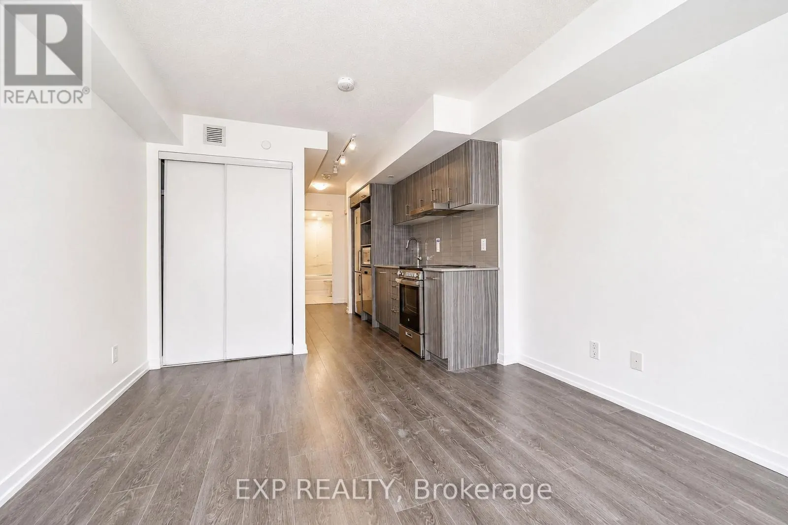 610 - 219 DUNDAS STREET E