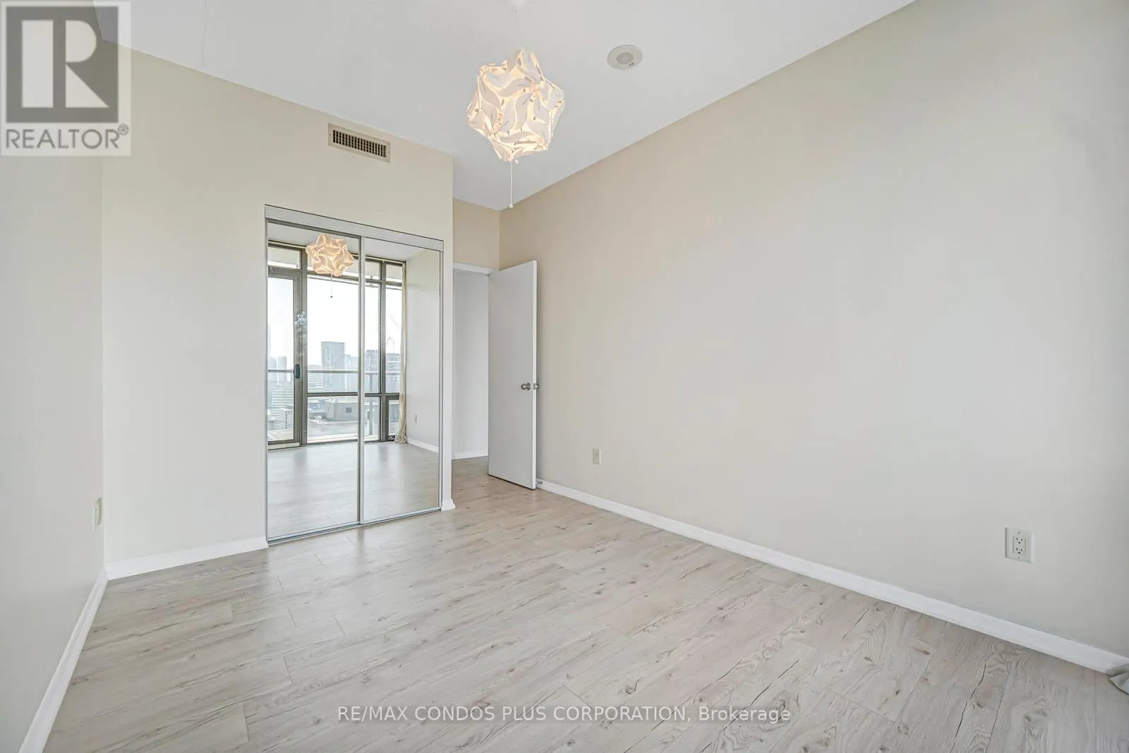 4404 - 38 GRENVILLE STREET