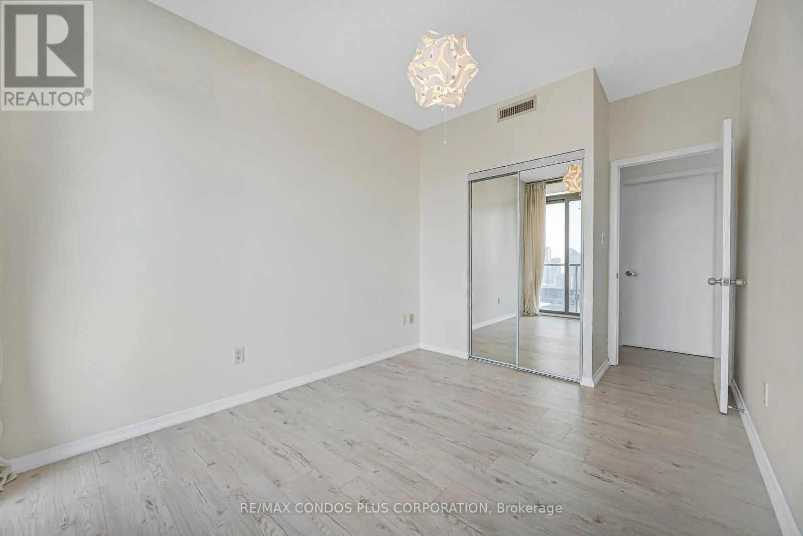 4404 - 38 GRENVILLE STREET