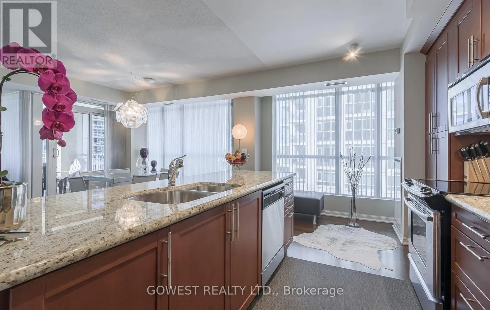 906 - 628 FLEET STREET