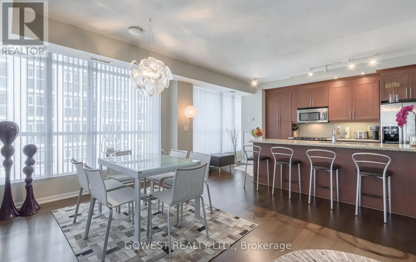 906 - 628 FLEET STREET