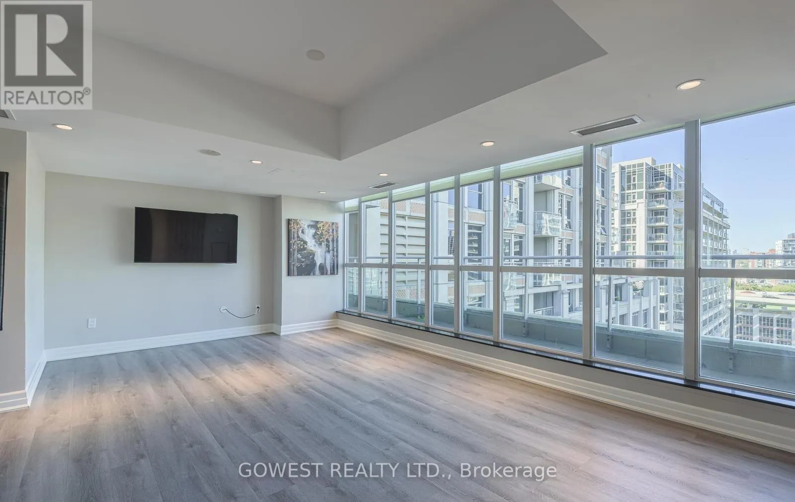 906 - 628 FLEET STREET